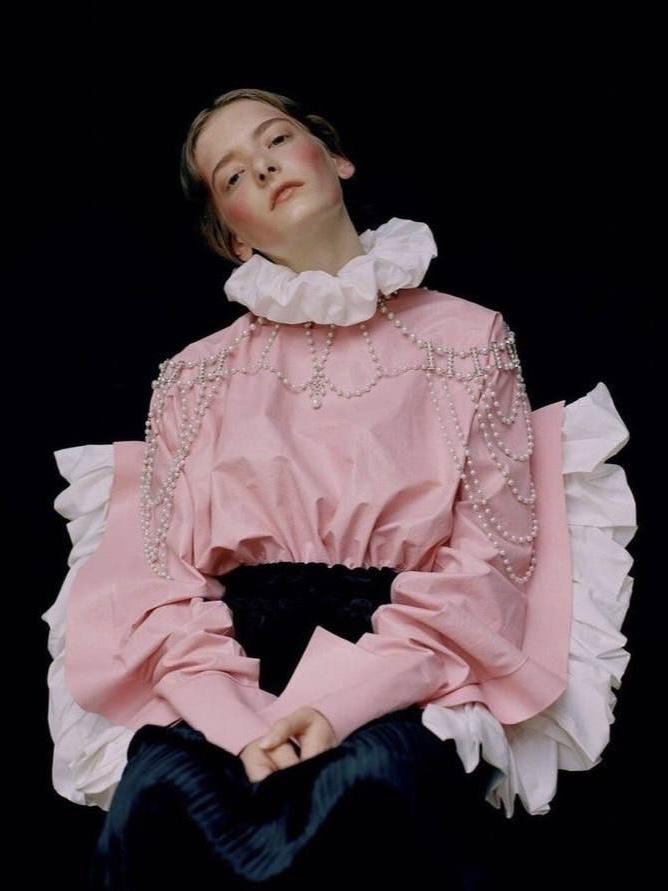 Гороховый принт в аксессуарах классно работает в популярной сейчас эстетике circus core. Помимо того, что этот стиль сейчас крайне актуален в оформлении мероприятий и свадеб, ответвление его просочилось и в моду. Circus core - это на грани эксцентричности и театральности. Максимализм и гиперболизация. 

Выразительные пышные силуэты, брюки-алладины, рукава-фонарики, многослойные оборки, контрастные воротники, балетки ярких цветов, кружевные элементы и бельевые корсеты - все сюда. А ещё полоска и ромбовидный принт. 

Именно так я и планирую двигаться ближайшие пару месяцев.