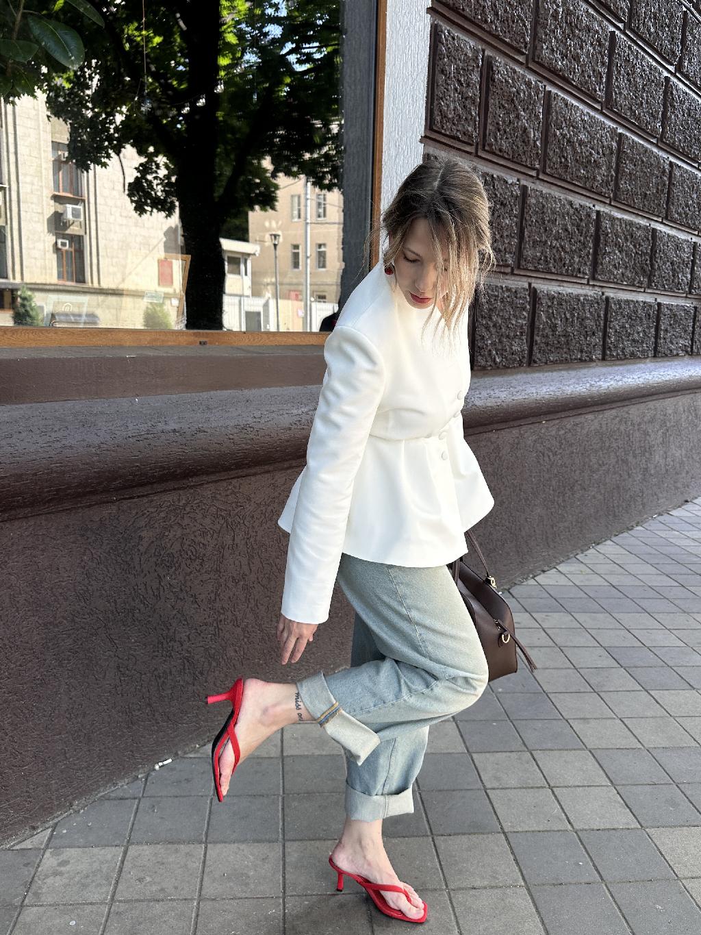 Помните бренд Kira Plastinina? Если вам от 30 до 36 лет, то должны помнить. Ярко-розовые магазинчики, которые отличались от всех остальных, и манили своими нарядными манекенами. 

Там продавались очень красивые вещи, в перьях и пайетках, которые я - студентка тогда позволить себе не могла. Что не мешало мне перемерять каждую субботу по пол магазина 😐

Недавно на Lamoda наткнулась на этот приталенный жакет от этой самой Kira Plastinina. И решила, что детские гештальды надо закрывать. Правда, есть ощущение, что я и сейчас не очень-то могу себе это позволить 😂

Вещица крайне изящная и стильная.