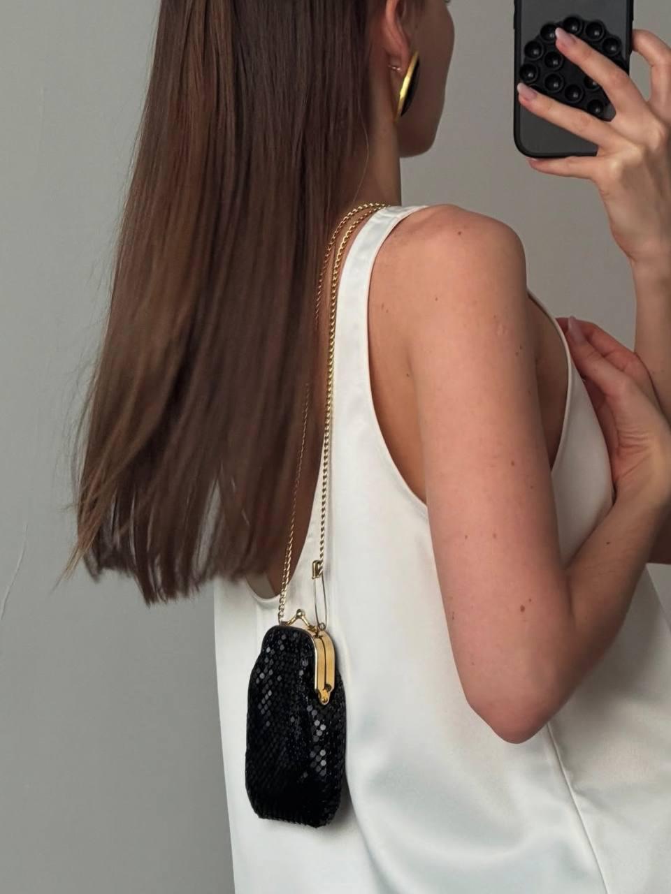 Оригинально обыграна идея стилизации маленькой сумочки на поясе. Однозначно беру на заметку. Как вам?