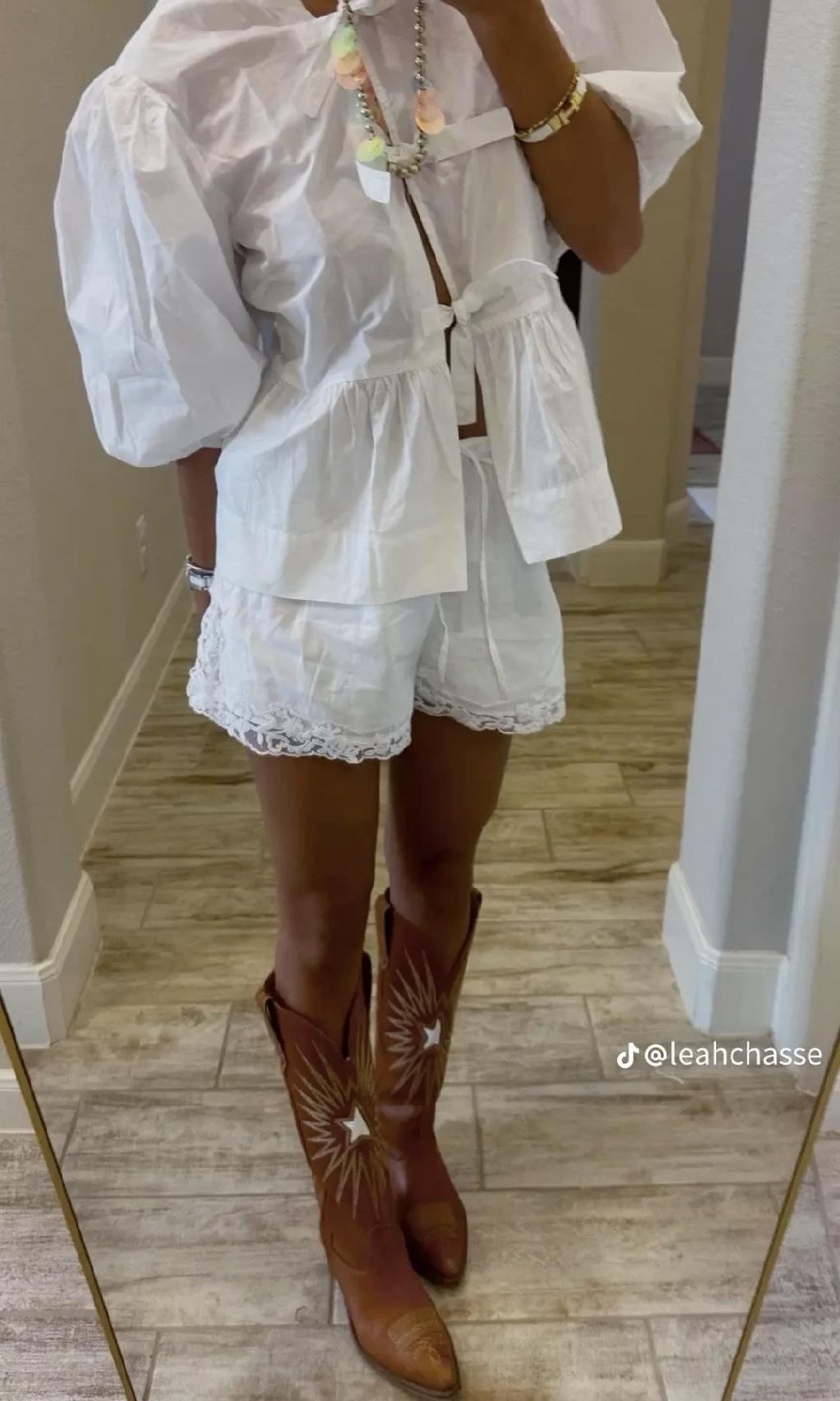 Сочетания с белыми малюсенькими шортами с каждым днем становятся все популярнее. А значит, я ищу что-то подходящее в наших российских реалиях. 


А ещё в тренде кружевные шорты, микро шорты-кроше и шортики-баллон.