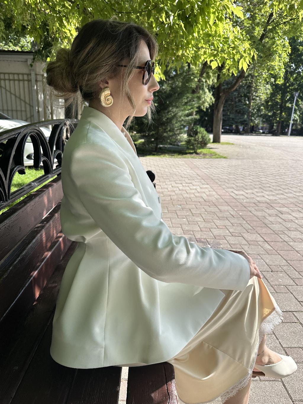 Все больше и больше нравится выражать себя женственными образами. Надо хвалить мой пучок - такого, я полагаю, больше никогда не получится 😂 

Жакет Kira Plastinina
Юбка Crate