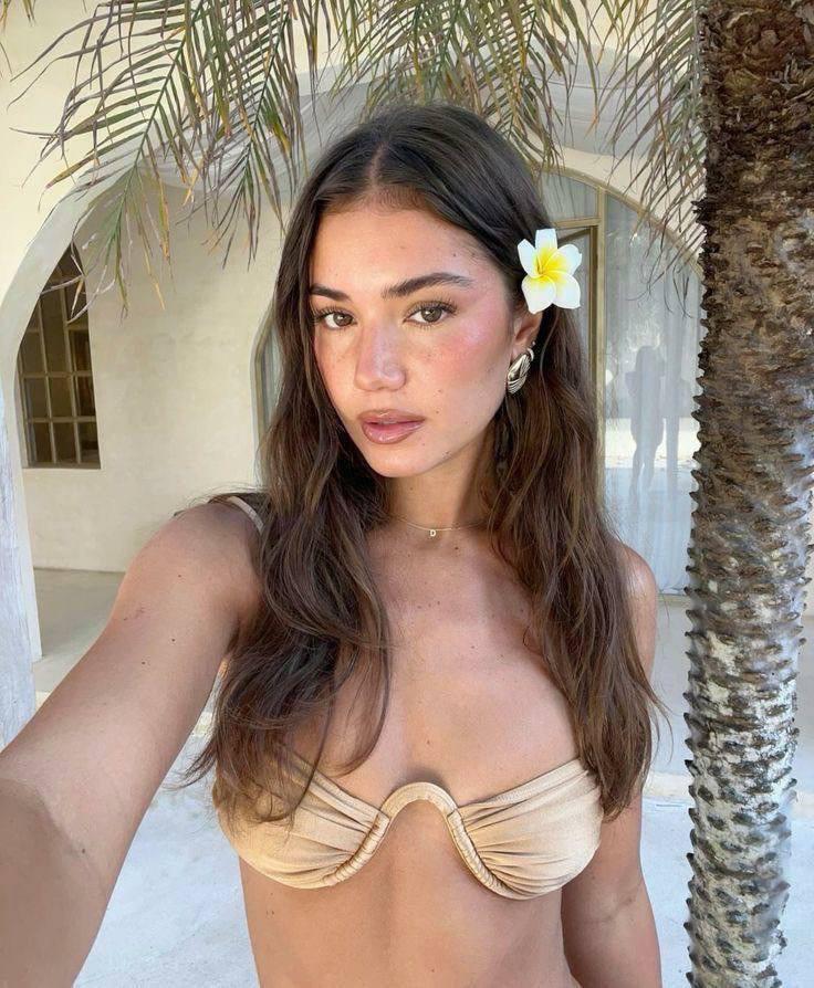 Хочется простого женского: гавайского цветка в волосах. А лучше несколько! Оставлю ссылку на приличный вариант за 300 рэ с WB. 