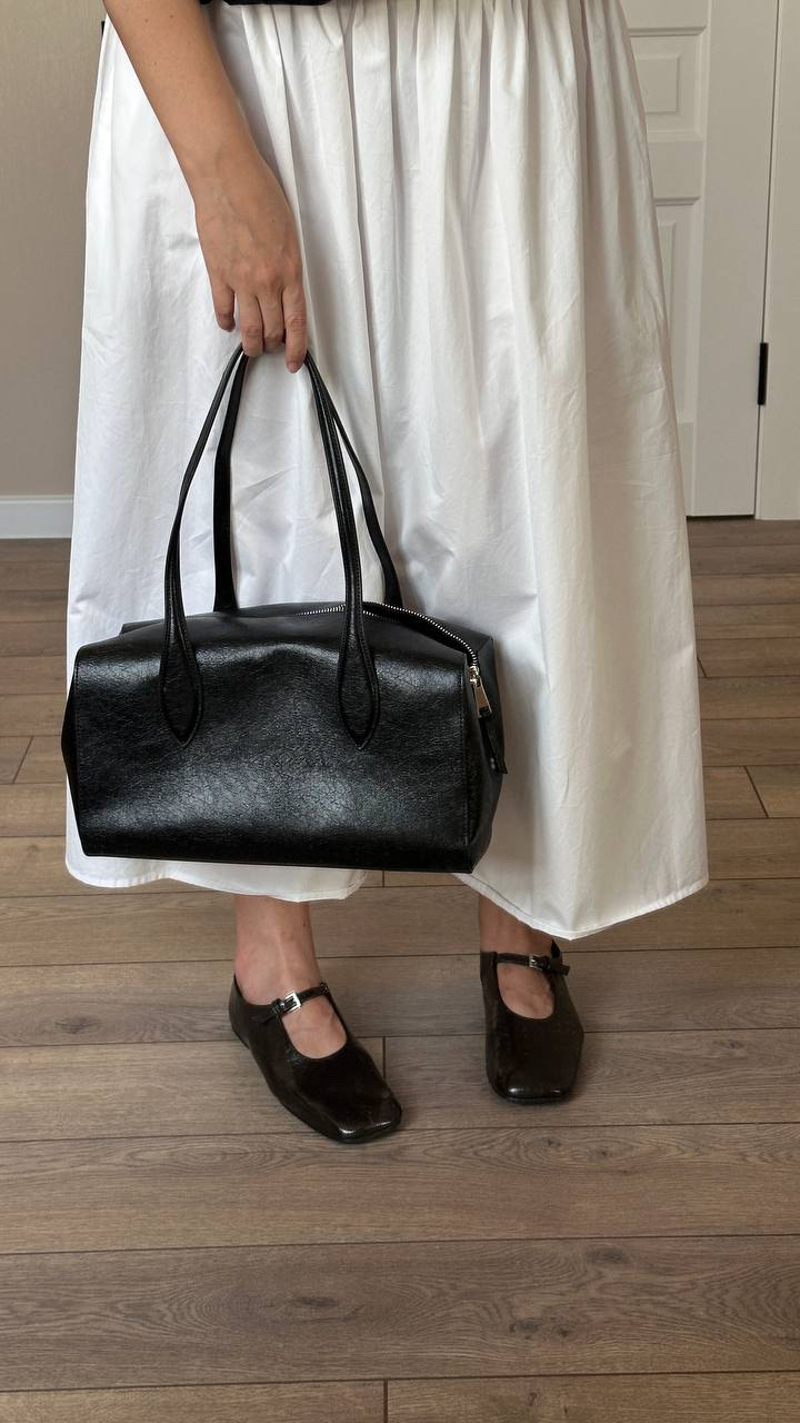 Обувь в Sela пересмотрена, перемерена, проанализирована и куплена. 

Балетки - настоящая пушка! Они мягчайшие. Скругленный широкий нос, глубокая посадка мыса, необычный вырез и очень крутая фактура кожи. Цвет то ли черный, то ли коричневый. Под разным освещением он разный. Я бы назвала его «горький шоколад». 

И пару слов о сумке: она тоже уехала со мной. Фактура такая же, что у балеток, но цвет четко черный. Идеальный боулинг, вместительного размера с адекватной длиной ручек. 

Sela, вы - умнички. Радуете.