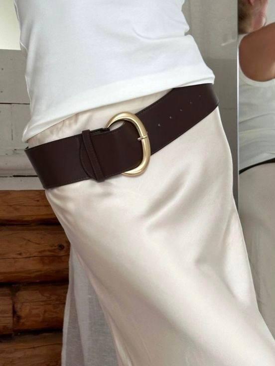 Прием, который бьет все стильные рейтинги по запросам и просмотрам - широченный ремень на бельевую юбку. 

С брюками такой ремень тоже можно удачно посадить, но с юбкой в идее этого безумного контраста смотрится просто бомбически. 

Чтобы не ошибиться, советую выбирать простой лаконичный ремень без клепок и лишних деталей. Ну а если очень нравится обратное, то надевайте их в образах в стиле бохо и кантри, они как раз пришли к нам оттуда.

Посмотреть подобный можно в Miss-38. 