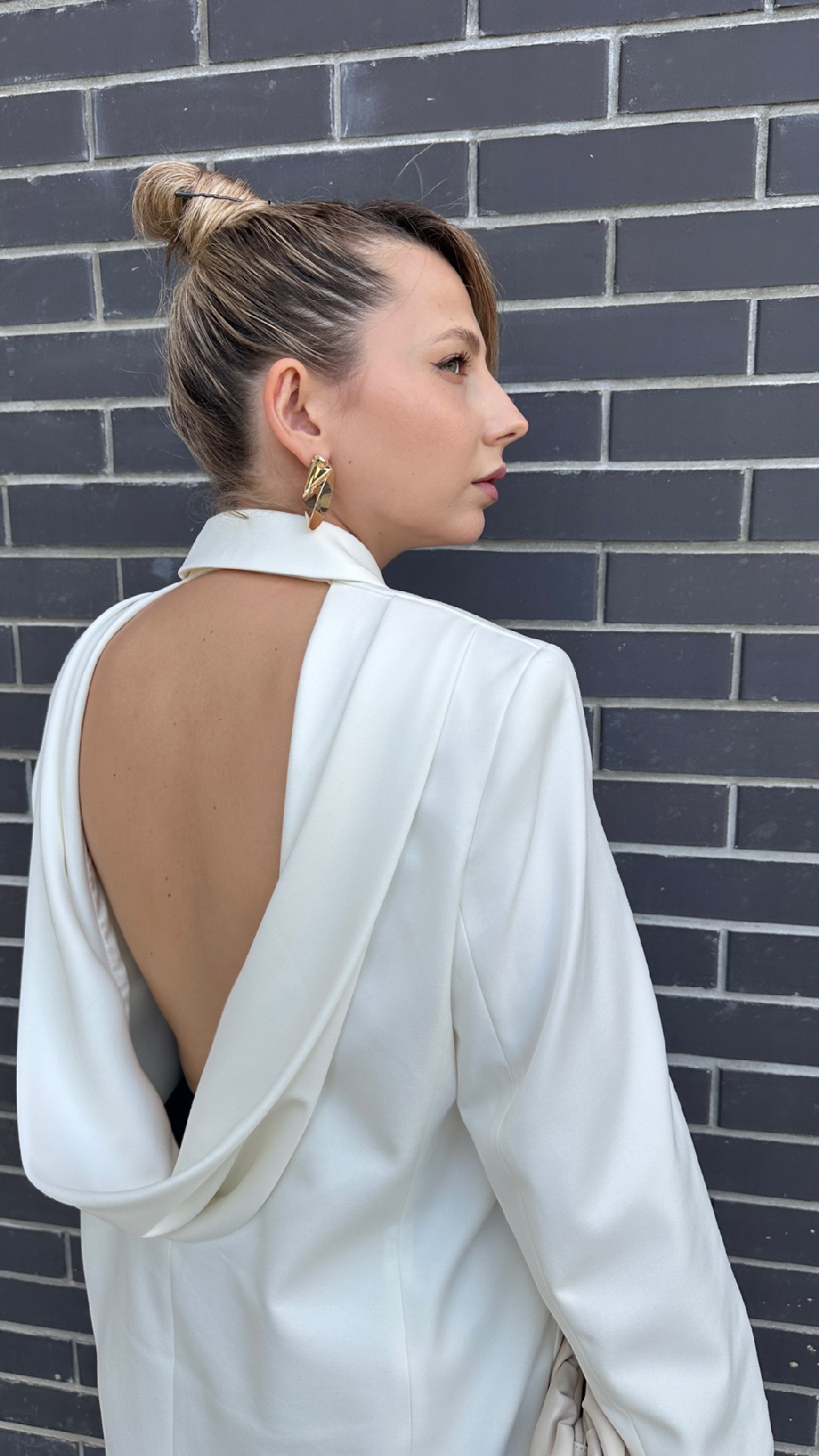 А у нас ночами уже холодает. Лук оф зэ дэй: 

Жакет Mua 
Брюки с разрезами Nume 
Туфли Nume
Сумка Noname 
Браслет, серьги Zarina