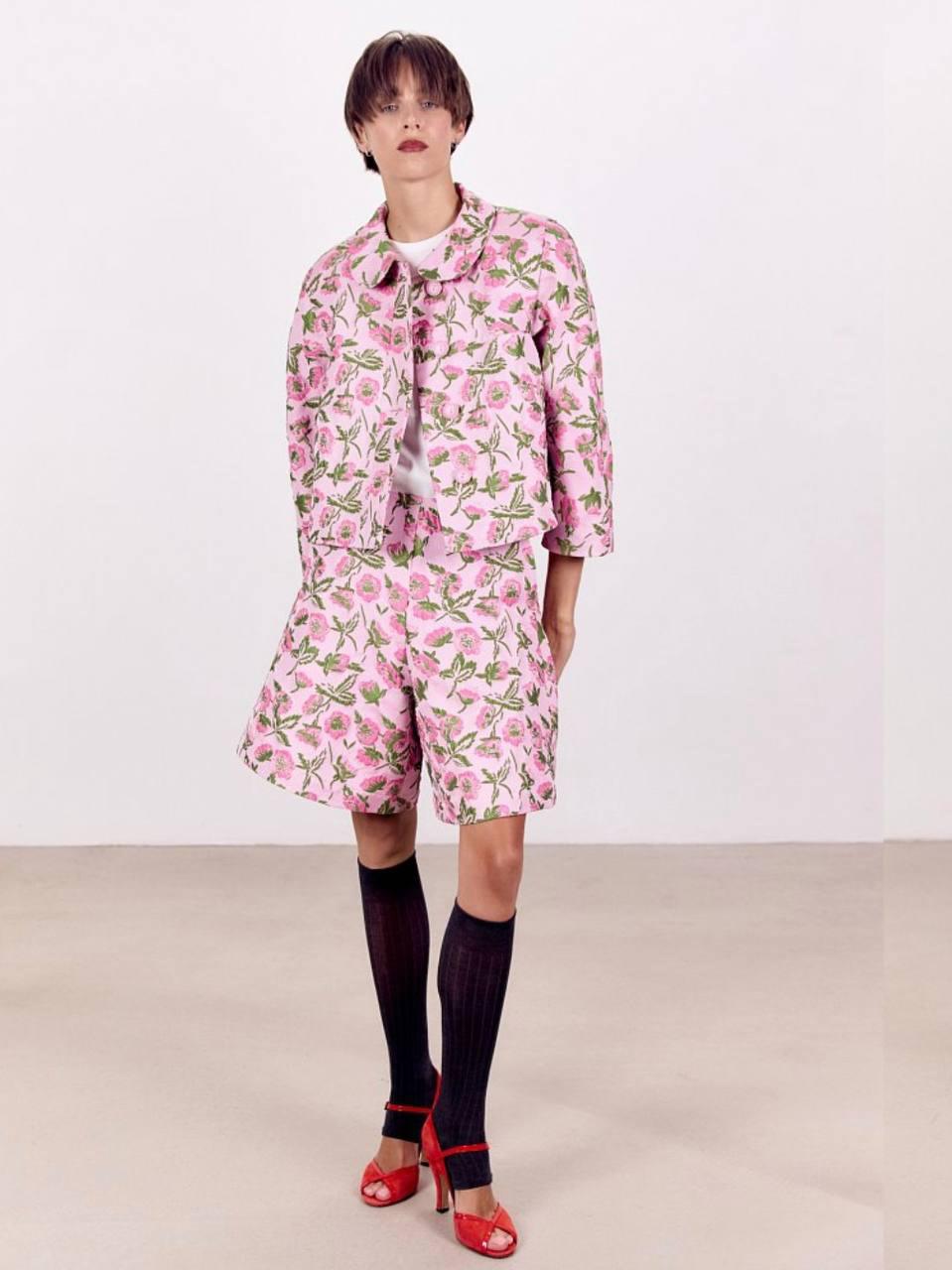 Возвращаемся в рабочие будни красиво. Два цветочных низа в совершенно разном настроении. Мне, конечно, больше запала в душу юбка. А вам? 

Стоит отметить, что обе стилизации - топ. А с цветочным принтом нужно быть особенно аккуратной, дабы не получить тётькин лук. 
