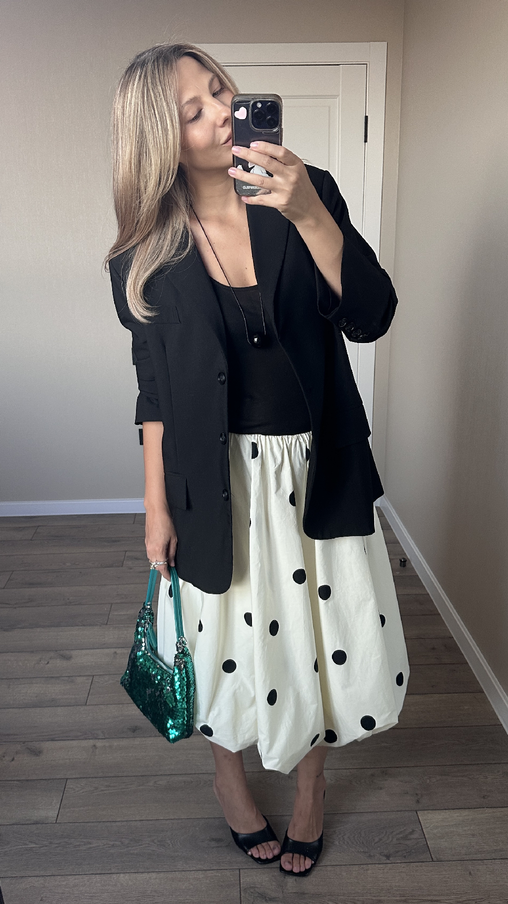 Юбка Lime. Безумно нравится! Собираю образы вместе с вами. 


Хочется добавить, что поиск собственного стиля - это процесс, долгий и в переменчивости современного мира, скорее бесконечный. И это однозначно эксперименты! Так, я в очередной раз убеждаюсь, что как бы мне не нравилась на других феминная, ничем не разбавленная женственность, изящество и нежность - мне такое совсем не подходит. Я просто чувствую себя в этом некомфортно. Поэтому  слава контрастам: женственность + брутальность, элегантность + деловой стиль. 