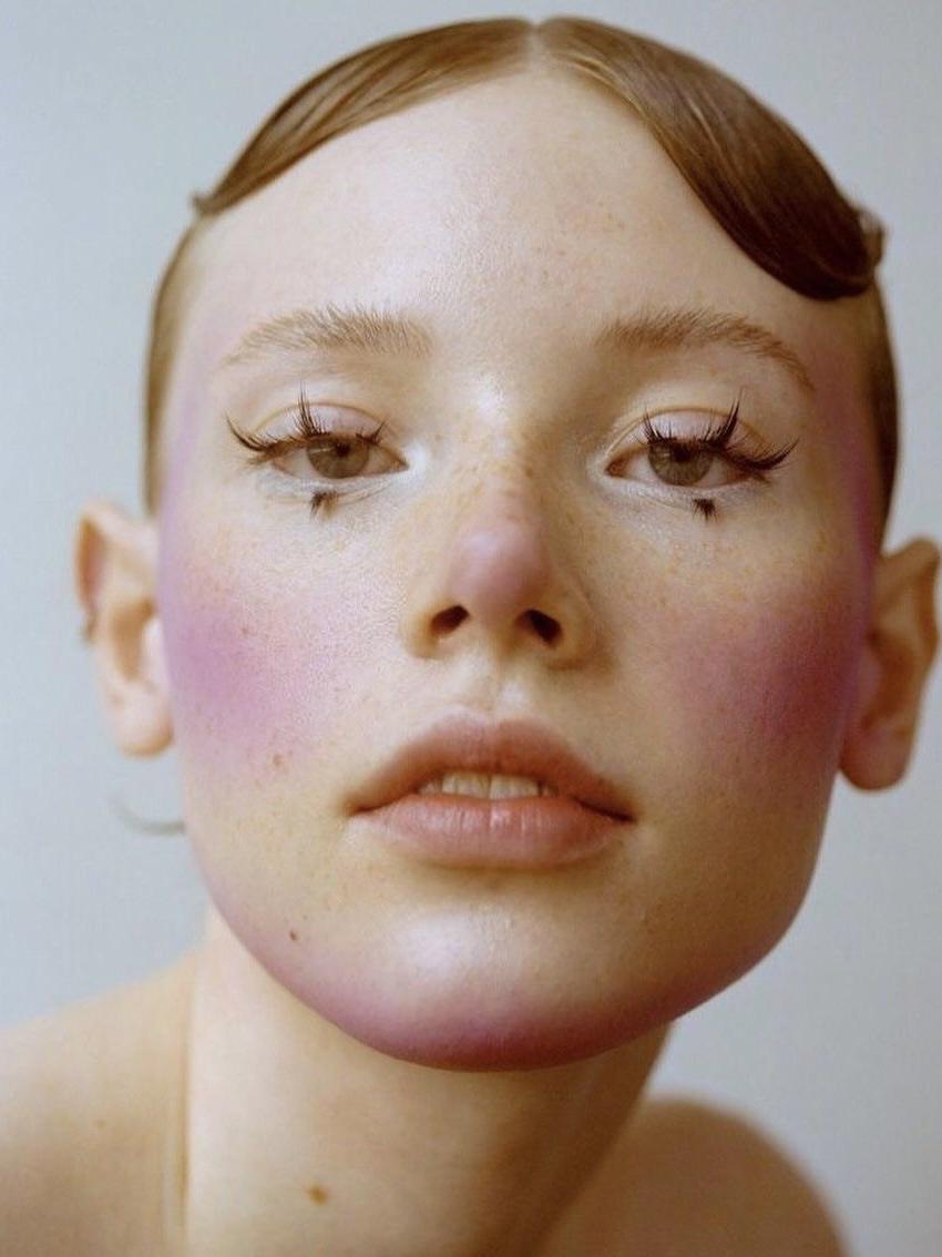 Гороховый принт в аксессуарах классно работает в популярной сейчас эстетике circus core. Помимо того, что этот стиль сейчас крайне актуален в оформлении мероприятий и свадеб, ответвление его просочилось и в моду. Circus core - это на грани эксцентричности и театральности. Максимализм и гиперболизация. 

Выразительные пышные силуэты, брюки-алладины, рукава-фонарики, многослойные оборки, контрастные воротники, балетки ярких цветов, кружевные элементы и бельевые корсеты - все сюда. А ещё полоска и ромбовидный принт. 

Именно так я и планирую двигаться ближайшие пару месяцев.