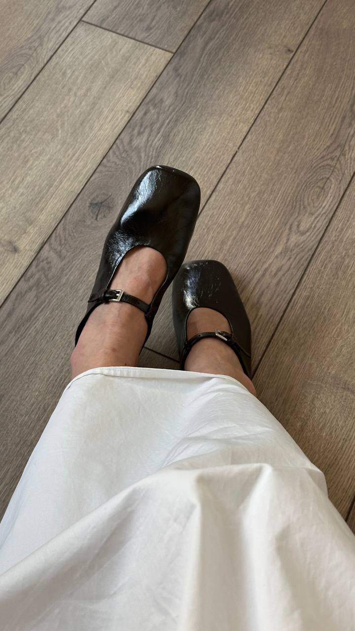 Обувь в Sela пересмотрена, перемерена, проанализирована и куплена. 

Балетки - настоящая пушка! Они мягчайшие. Скругленный широкий нос, глубокая посадка мыса, необычный вырез и очень крутая фактура кожи. Цвет то ли черный, то ли коричневый. Под разным освещением он разный. Я бы назвала его «горький шоколад». 

И пару слов о сумке: она тоже уехала со мной. Фактура такая же, что у балеток, но цвет четко черный. Идеальный боулинг, вместительного размера с адекватной длиной ручек. 

Sela, вы - умнички. Радуете.