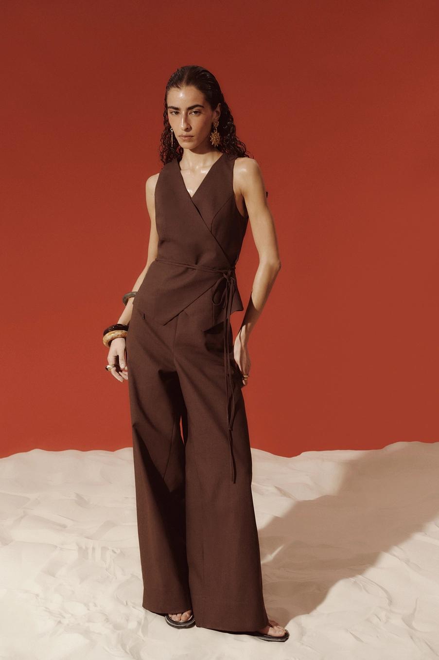 В Mollis очень приличная летняя коллекция вышла. Для деловых, минималистичных, женственных - для всех гардеробов просто находка. Ну какова красота, поглядите: 

Его величество, незаменимый лён. Прочтение жилета намного интереснее, чем у банальной модели на пуговицах. И брюки к нему. 


Костюм жакет и брюки. Цвет очень благородный и статусный. Идеально сыграет с коричневой обувью или плетеной соломенной сумкой. 


Топ на одно плечо роскошный. Ленточку можно оборачивать полностью или выпускать шарфом спереди и сзади. 

Ветровка с цветочной вышивкой. Беру его на заметку, хоть для курток уже и поздновато. У Studio29 подобные цветочные бомберы били все рекорды по популярности. 

Жакет с обьемными рукавами из сатина. Удачная модель, которая отлично будет смотреться и с легкиии летними юбками, и с бермудами из костюмной ткани, и с денимом любой модели. 

Ну и без чего-нибудь желтого эта подборка бы не случилась: жакет с о-образным рукавом, нежный и женственный. 

Все чаще замечаю, что мой вишлист включает изделия именно от этого бренда. Хотя раньше никогда ничего там не покупала. 