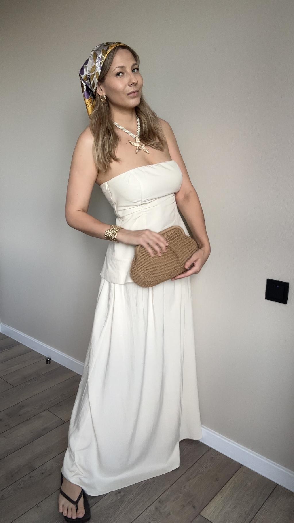 Я собрала идеальный лук на лето! В главных ролях: 

Топ и юбка от Nume - это собственный бренд Lamoda. В составе костюма вискоза и лён - легчайши. Цвет молочный или кремовый, в общем очень мягкий и приятный глазу. 

Юбка в длине макси, на мягкой резинке, от которой расходятся аккуратные складочки, скрывающие то, что всегда хочется скрыть. Благодаря таким резинкам, высоту посадки можно варьировать, как угодно, что упрощает адаптацию изделия под любой рост. 

Топ корсетного типа, с силиконовой вставкой, поддерживающей грудь, и интересным разрезом сзади. Много подобных топов смотрела, но остановилась на этом - мне кажется он максимально отработает с любыми низами. 

Костюмы люблю внедрять в гардероб особенно сильно, поскольку по отдельности верх и низ можно стилизовать, как угодно. 

Дополнила вьетнамками и косынкой, чтобы сбить нарядность. И обязательно украшения в стиле mermaid core - русалочий стиль полностью захватил мое внимание и удерживает второй летний сезон подряд. 

Не исключаю, что сегодня я замерзну. Однако, хватит это терпеть! Если лето не идёт к нам, мы сами пойдем к лету.