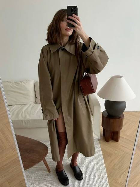 Что обязательно должно быть (и будет) в моем осеннем гардеробе. И что я советую купить всем, кто собирает осеннюю капсулу с нуля. 

- Ветровка - спортивная или полуспортивная, шуршащая, полупрозрачная, из плащевки или хлопка, с резинкой или кулиской по низу, с воротником-стойкой или капюшоном. Наверняка, вы уже видели супер-трендовые образы с такими ветровками в элегантных, повседневно-деловых или бельевых стилизациях. Берём! 

Кому не нравится ветровка - рассмотрите укороченный тренч или плащ, чуть менее универсально, чуть более серьезно, также стильно. 

- Кружевной топ/туника/юбка/платье/шорты. Летом активно носили, и смело переносим в осень. Со свитерами, жакетами и кожаными верхними изделиями очень свежо и утонченно смотрится. 

- Черные брюки с заниженной линией талии либо укороченные модели, облегающие ножку. А лучше берите и те, и те. Универсальнейший низ, который будет ещё и самым актуальным. 

- На смену маек, которые даже для меня стали самым носибельным верхом этим летом, (а я не слишком люблю оголять плечи), приходят тонкие кашемировые свитера и топы. Модными будут варианты и с длинным рукавом, и с коротким, и вовсе без рукава, но универсальнее первые - их можно повязывать на талию или плечи, усложняя лук. 

- Лоферы, про которые мы с вами уже много раз говорили. В замше или коже, с открытой пяткой, как мюли, или классические. Более структурные, или мягкие, как чешки. Выбирайте, что подходит вашему стилю. И не бойтесь носить их с плотными носками не в цвет - так даже нужно. 

- Жокейские сапоги в минималистичном дизайне. Наиболее удачно смотрятся с мини-юбками, удлиненными бермудами или с узкими брюками, но и с широкими низами их можно умудриться выигрышно застилизовать. 