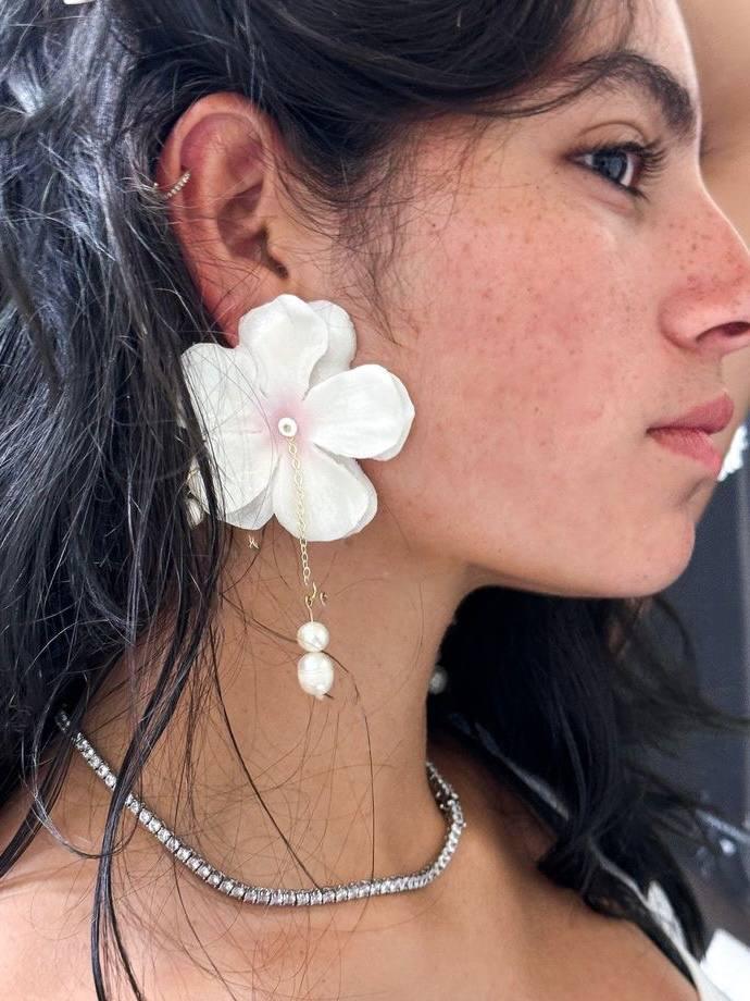 Абсолютное волшебство вытворяют нынче серьги с цветами, я считаю. Причем не в романтичных и нежных, а в кэжуальных и расслабленных деловых. Очень люблю этот прием. Особенно, с брючным костюмом и большим пиджаком.