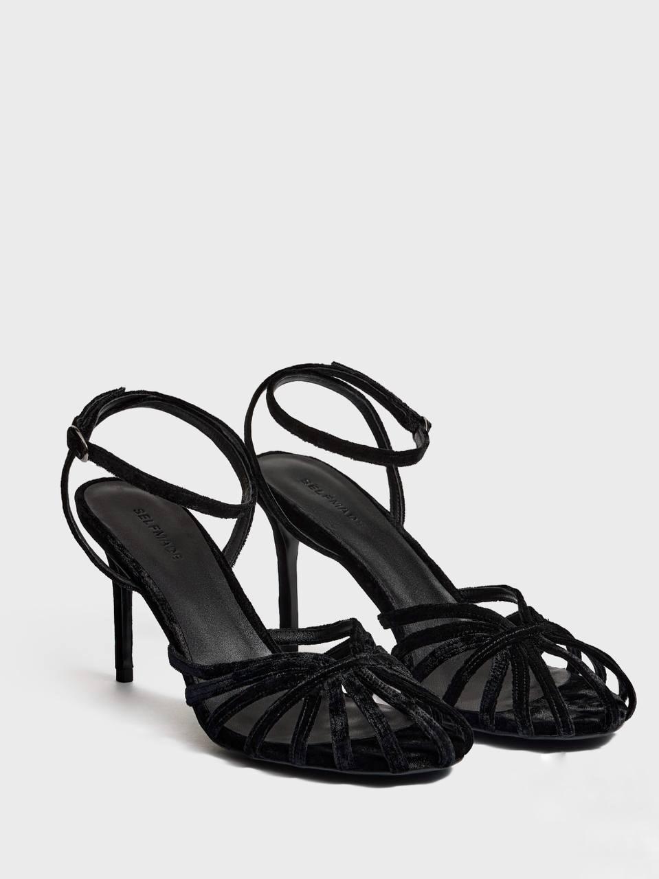 В Selfmade просто прекрасная обувная коллекция. 

Для особого случая или настроения, когда хочется сразить всех наповал, босоножки из бархата - такое переплетение ремешков по сей день остается моим самым любимым. Очень украшает ножку. Или прелестные туфли с бантиками.

Для городских образов или обычных будней без повода - изящные замшевые босоножки на тонких ремешках на невысоком каблучке с трендовой квадратной формой мыса. 

Selfmade, вам лайк!