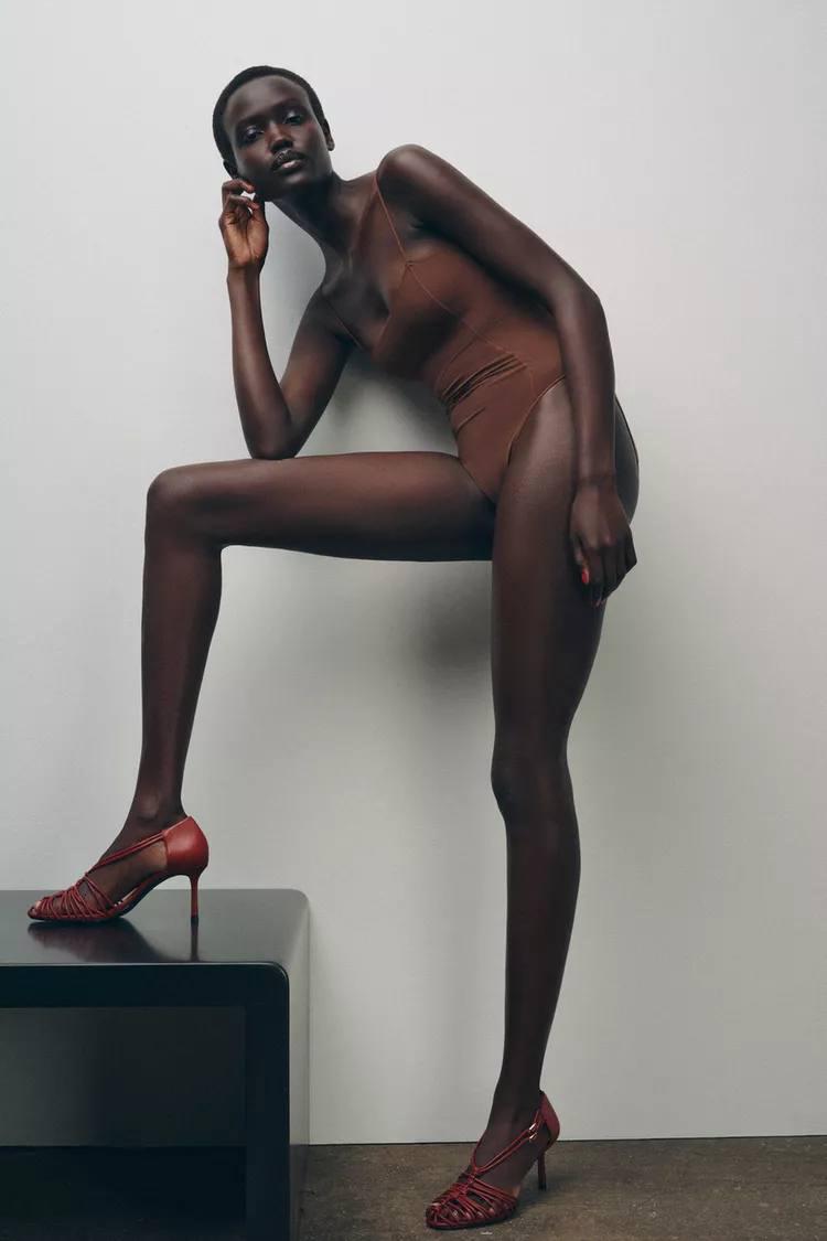 Безумно нравятся эти терракотовые босоножки от Zara. Манящий цвет, винтажный налет и интересный дизайн. Кожа, судя по фото, мягкая. Для афро-американского цветотипа вообще загляденье. 