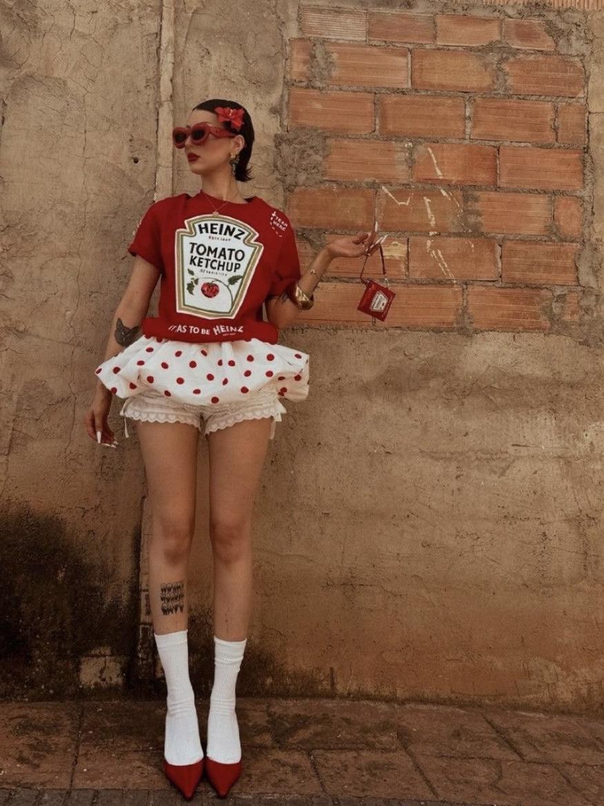 Гороховый принт в аксессуарах классно работает в популярной сейчас эстетике circus core. Помимо того, что этот стиль сейчас крайне актуален в оформлении мероприятий и свадеб, ответвление его просочилось и в моду. Circus core - это на грани эксцентричности и театральности. Максимализм и гиперболизация. 

Выразительные пышные силуэты, брюки-алладины, рукава-фонарики, многослойные оборки, контрастные воротники, балетки ярких цветов, кружевные элементы и бельевые корсеты - все сюда. А ещё полоска и ромбовидный принт. 

Именно так я и планирую двигаться ближайшие пару месяцев.