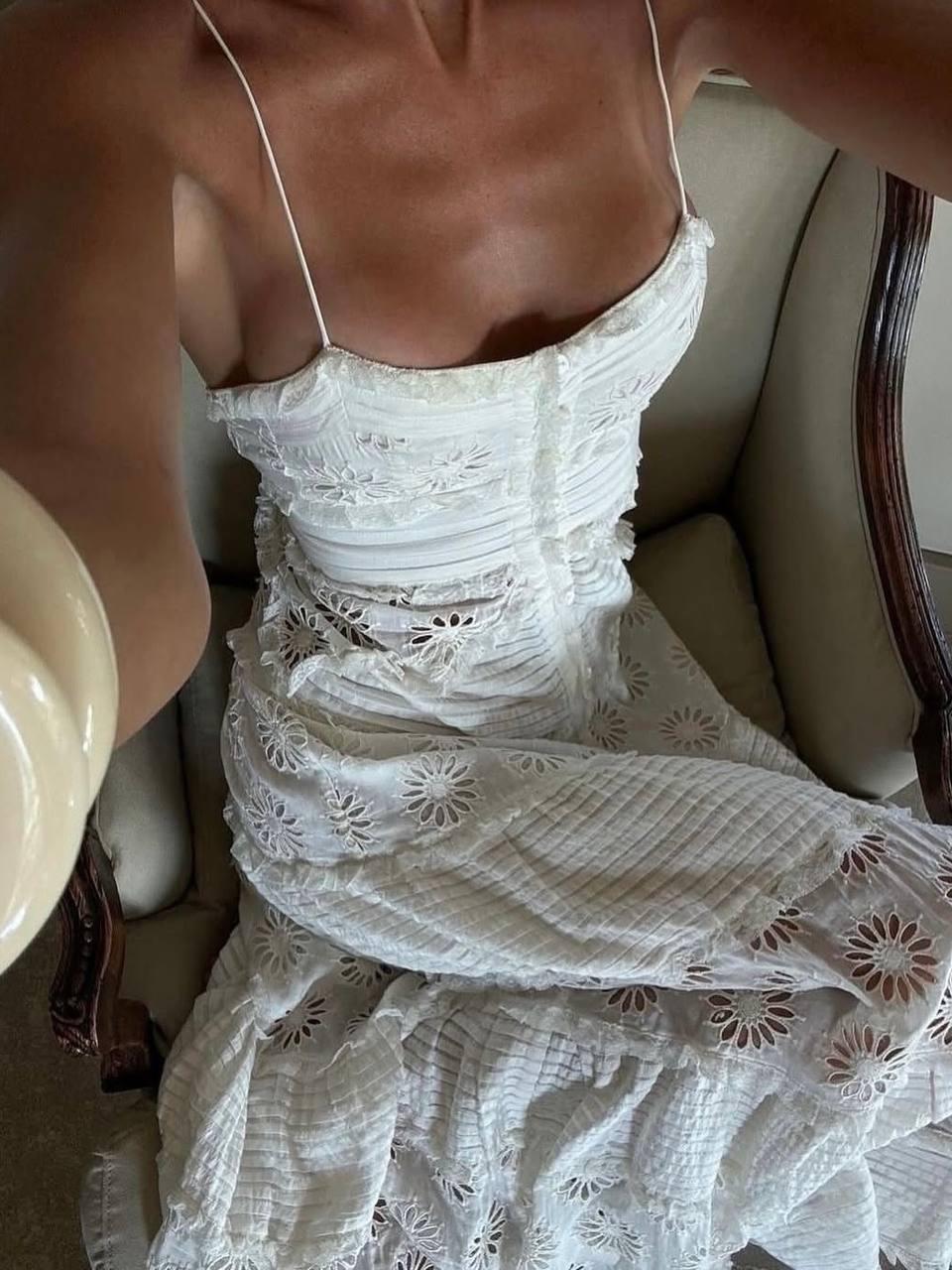 Глубокие вырезы, микро-топы и отсутствие нижнего белья под майкой или рубашкой сегодня - это не вульгарно! 

Вы можете относиться к этому, как угодно и тянуть убеждения из прошлого, думая, что позволять себе так одеваться - это неприлично, вызывающе и легкомысленно. Однако, это мода. И она не обязана отвечать вашим принципам. Сегодня она такая! Сегодня можно так! 

Позволяете себе подобные «шалости»?