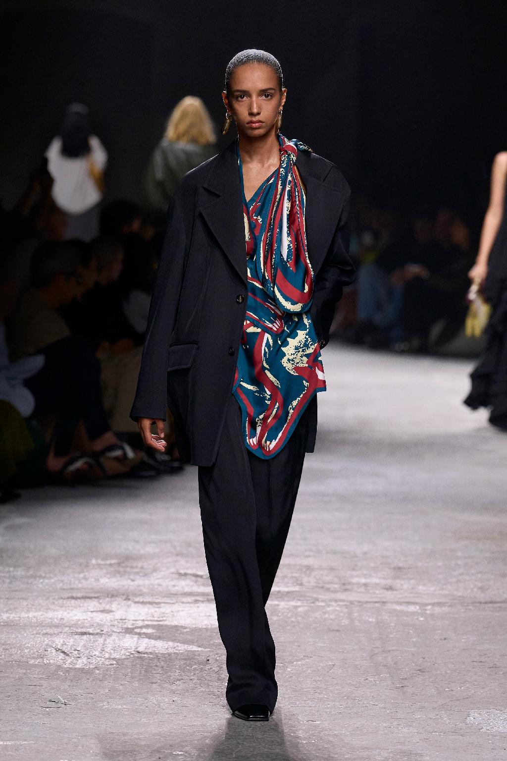 Хочу вам напомнить, что творилось с платками на весенне-летних показах. Платочная тематика шла красной нитью через истории очень многих брендов. 

Платки на голове отнюдь не в пляжных образах. Платки, повязанные на все возможные части тела. Платки в руках моделей вместо сумок. Платки, как отдельные элементы одежды. Платки в тканях, деталях, декорациях. Платочная аномалия, не иначе. 

И если платки в качестве головного убора всегда останутся классикой, то в странных стилизациях, повязанные разве что не на люстру, они просуществует не долго. Мне кажется, это быстрый тренд, поэтому пробовать его тоже надо быстро. Если есть желание, разумеется.