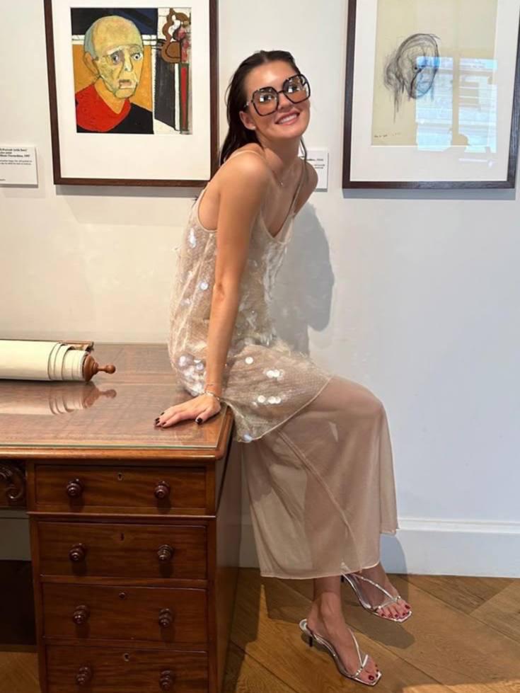 Чем дальше от нового года, тем сильнее тяга к пайеткам. И так как все про них забывают, в теплое время года они смотрятся особенно интересно и свеженько.