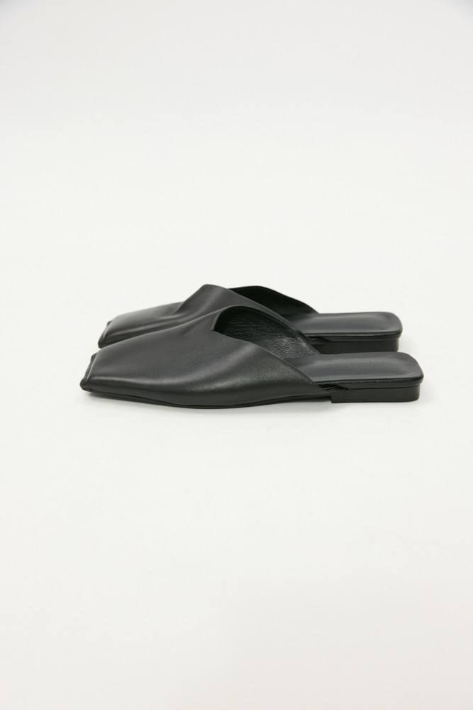 Я переезжаю! 

И в процессе переезда было обнаружено огромное количество обуви. Однако, это совершенно не мешает мне закидывать в корзину эти очаровательные мюли от Daisyknit. Очень нравятся в последнее время их обувные айтемы. Лаконичные, в духе минимализма. А вам как? 