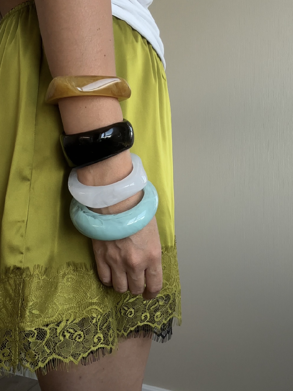 По поводу пластмассовых браслетов, я поняла, что мне нужны они все. Очередной сэт весьма неплох, на этот раз с AliExpress.