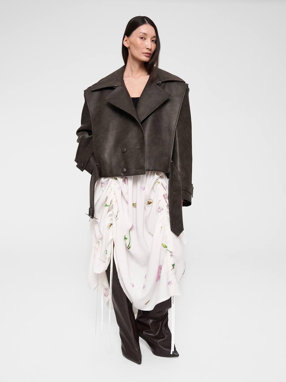 Возвращаемся в рабочие будни красиво. Два цветочных низа в совершенно разном настроении. Мне, конечно, больше запала в душу юбка. А вам? 

Стоит отметить, что обе стилизации - топ. А с цветочным принтом нужно быть особенно аккуратной, дабы не получить тётькин лук. 
