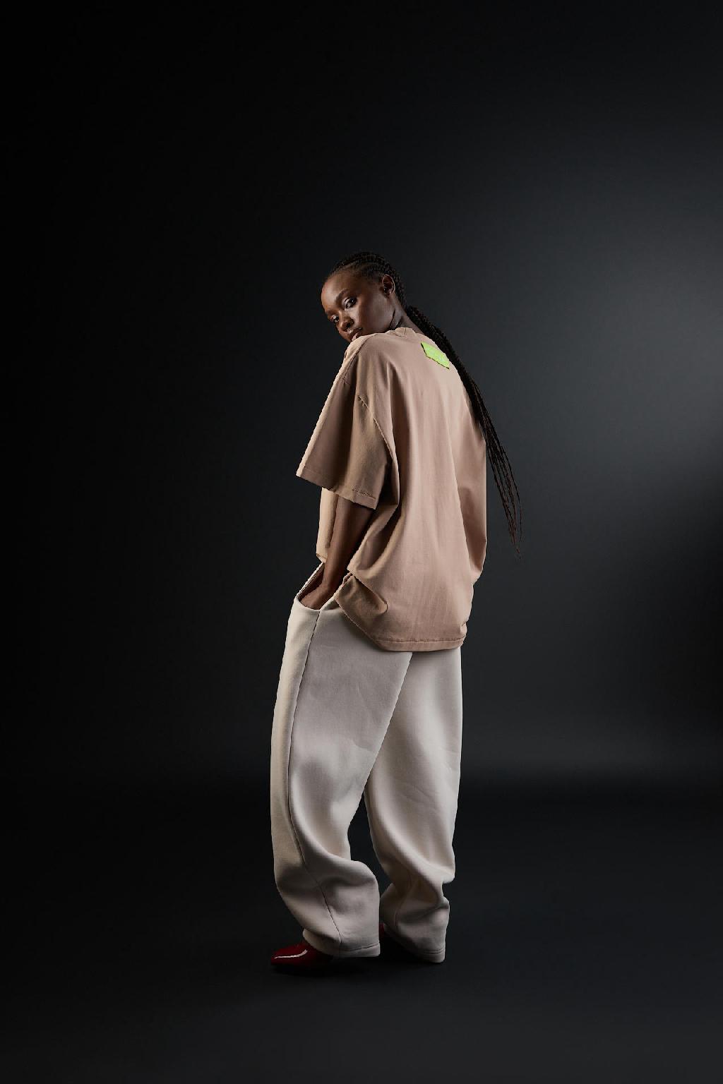 Знакомьтесь с Элис. Сейчас она скупает уникальную одежду бренда ZNWR с огромными скидками. Потому что бренд запустил «Большой шанс». 

Элис - это вы, это я, это все, кто любит красивое…

Стать чуть ближе к состоянию счастья можно во всех бутиках и на сайте до 15 мая. Я тут собрала свои любимые позиции. 