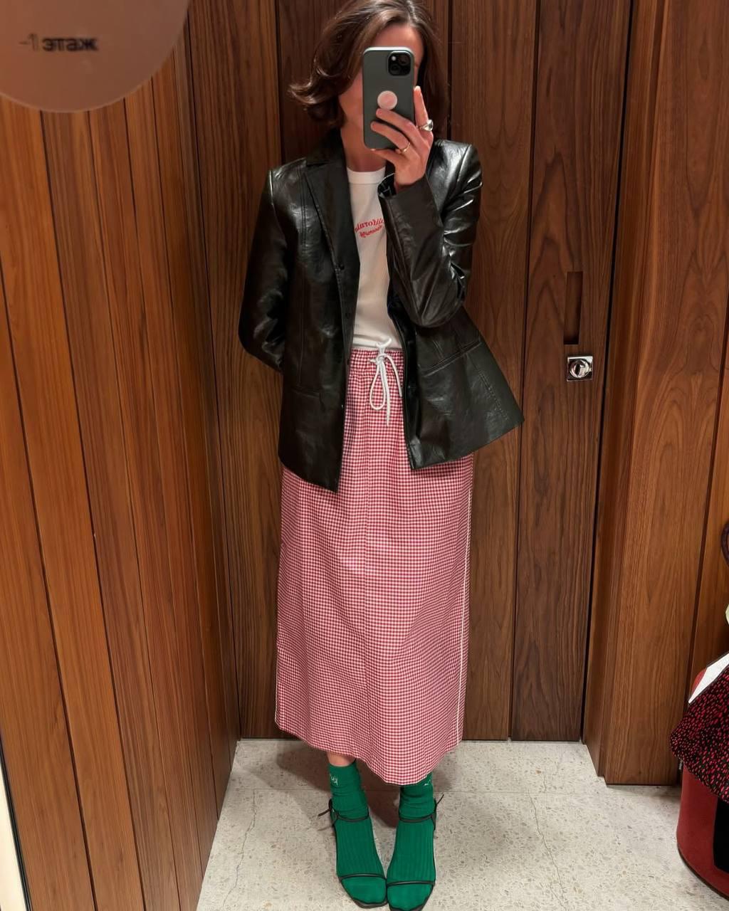 Лето в Краснодаре идентифицируется только по комарам, их ночным одам и моим изодранным в кровь ногам. Но речь не об этом. Босоножки носить хочется? Хочется! 

Вот нам наглядный пример от Даши Крыжановской, как стильно открытые босоножки могут смотреться с носками. Немного попахивает дурнинкой, но в том и сок - все, что сильно бросается в глаза, оставляет отпечаток в сердцах окружающих.