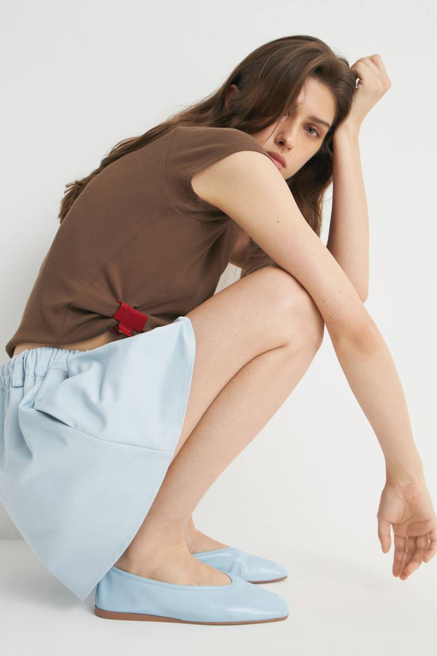 А ещё к легкому, игривому и максимально летнему настроению принтованных футболок подходят эти мягкие туфли-лодочки в нежных оттенках от Lime. Конечно, и в монохромные образы, в качестве аккуратного акцента, они тоже отлично впишутся. Какие? 