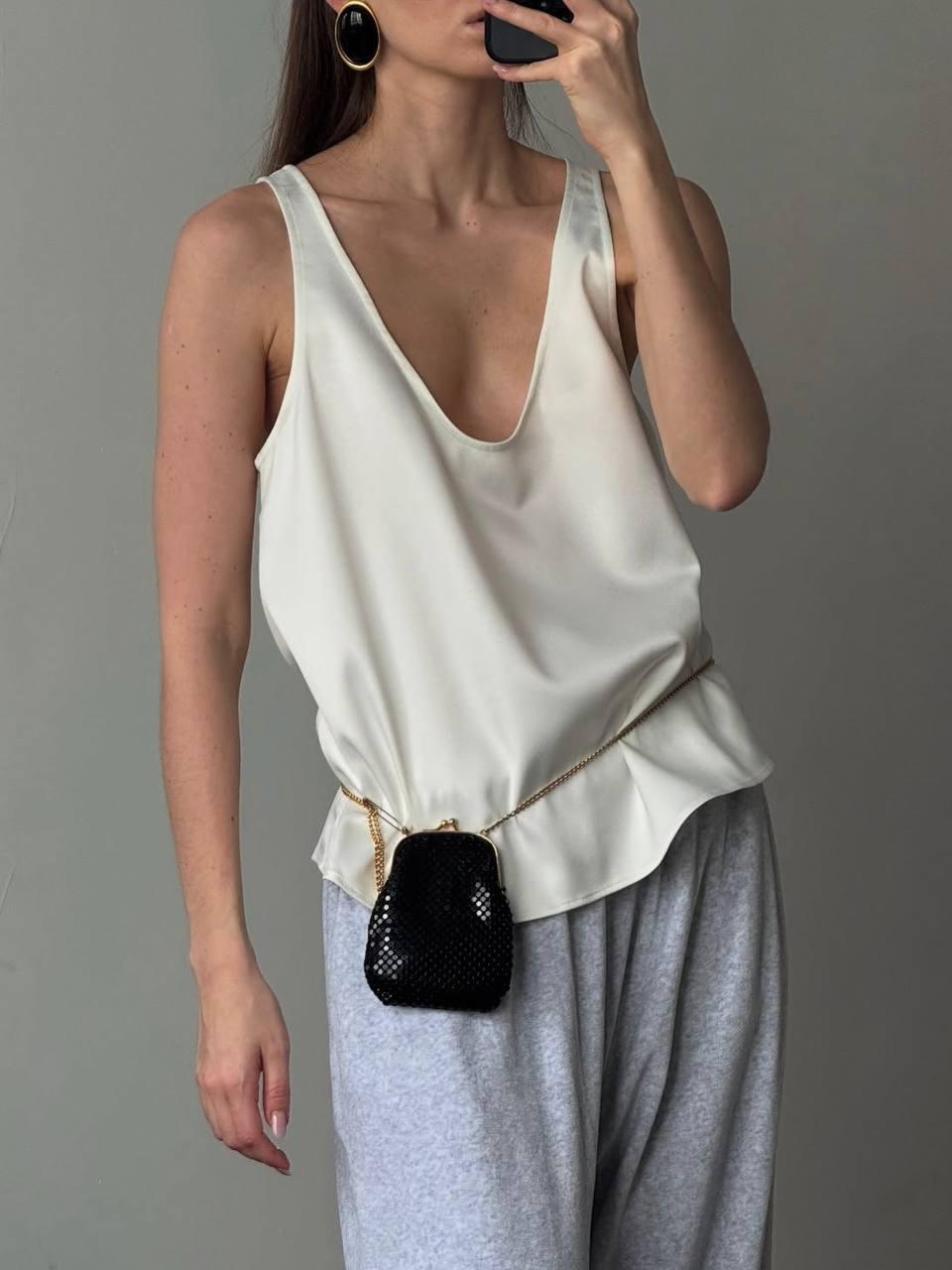 Оригинально обыграна идея стилизации маленькой сумочки на поясе. Однозначно беру на заметку. Как вам?