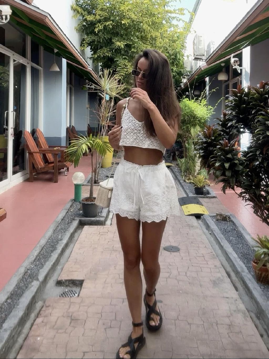 Сочетания с белыми малюсенькими шортами с каждым днем становятся все популярнее. А значит, я ищу что-то подходящее в наших российских реалиях. 


А ещё в тренде кружевные шорты, микро шорты-кроше и шортики-баллон.