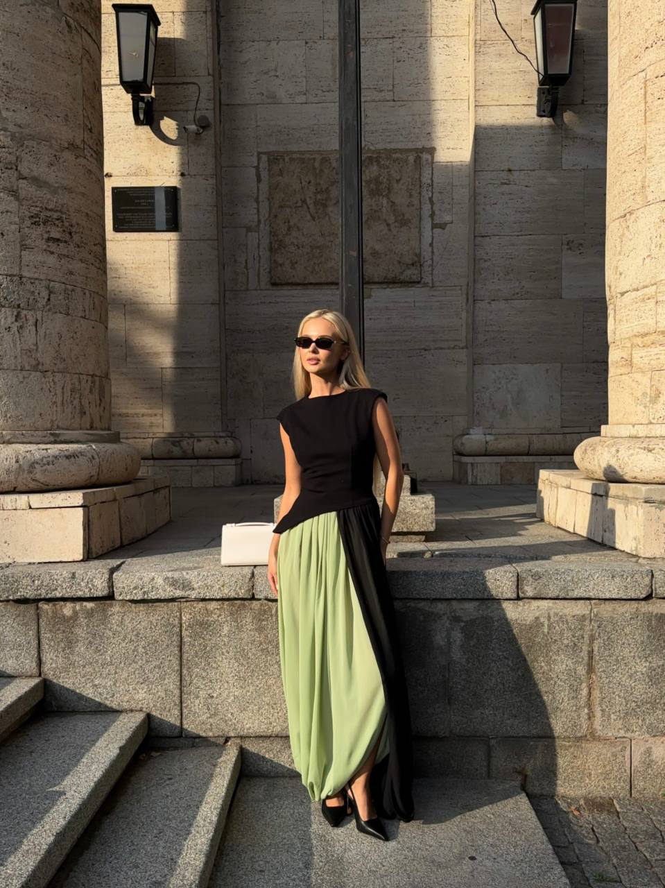 Вот эта невероятная юбка от Matu представлена на сайте уже в пяти цветах. Хит, не иначе. 

Особенно нравится, что носить ее можно по разному: 

- регулировать вектор разреза, получая разную длину; 

- поднять выше, получая платье; 

- поднять выше и повернуть разрезом вперед, получая топ. 

Вам какой цвет нравится?