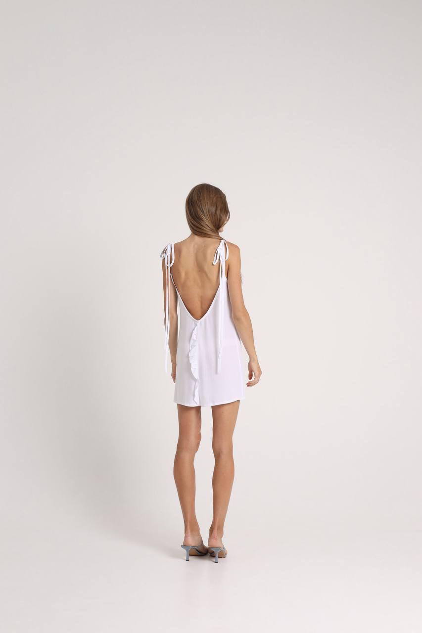 А из коротких белых мне очень нравятся сарафаны с воланами от Iss Ju. Настолько, что я даже вдохновилась покреативить с ИИ flat lay. 

В них заложен какой-то оптимальный баланс между минимализмом и бохо. Я точно вижу две стилевых линии: за первую отвечают прямой крой и многоговорящий вырез на спине, за вторую, непосредственно, воланы. 

Есть в двух цветах: белом и черном. 

У бренда сейчас опупительное предложение: минус 30% на все, в том числе на раздел распродажи, по промокоду NOTSALE. Работает только 4 дня, так что успеваем!