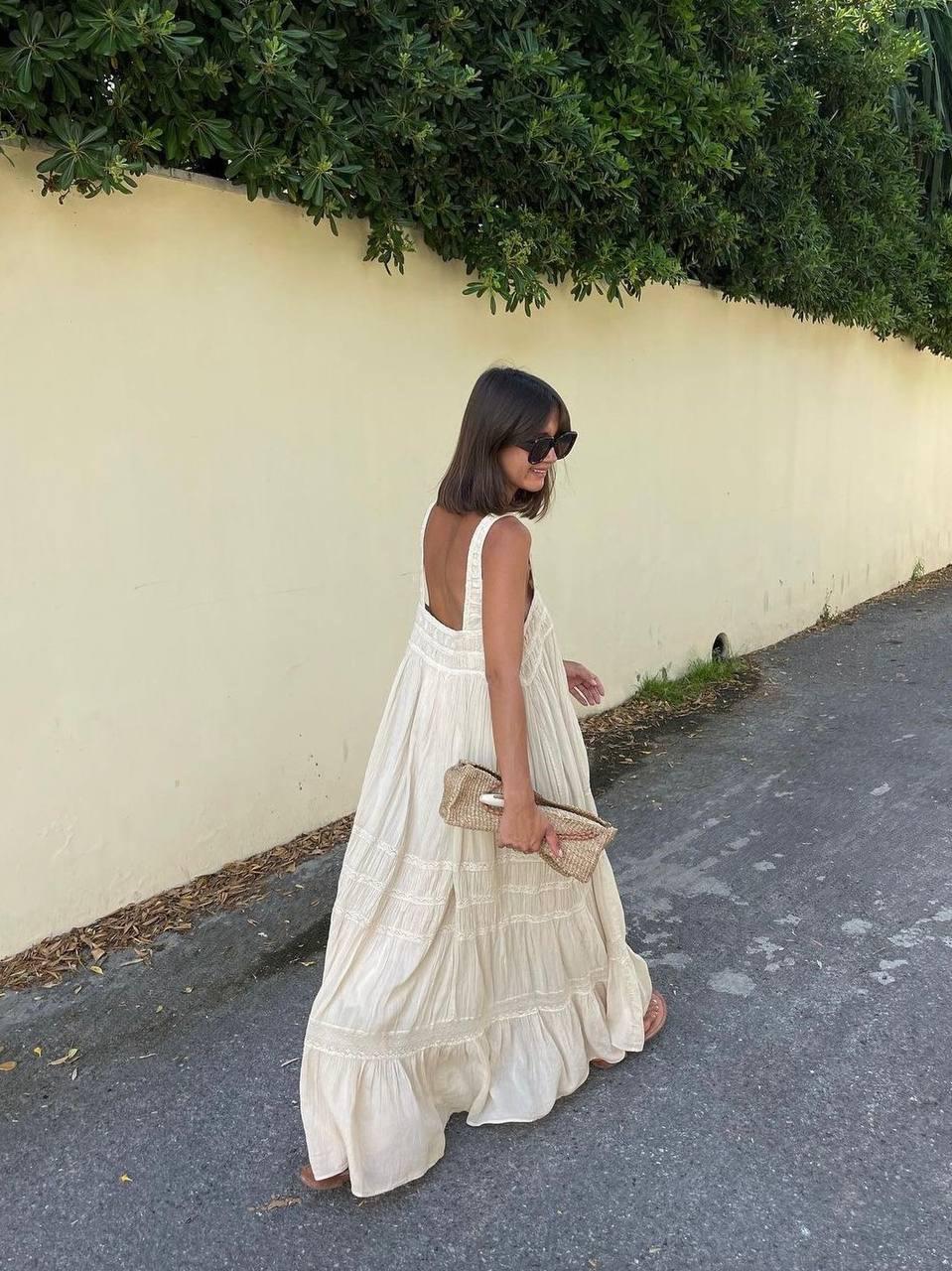 Сложно представить на лето нечто более универсальное белого длинного сарафана. А если он сконструирован открытой спинкой, то это вообще любовь во веки вечная. 

Сильно нравится, как усложняет образ с таким сарафаном платок на голову. Обязательно планирую прикупить парочку. И того, и другого.