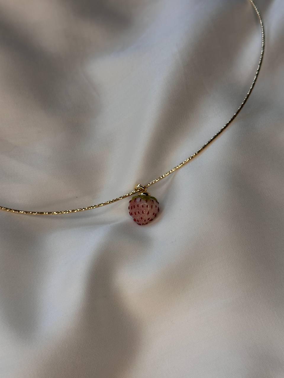 На мне два неповторимых чокера от Olafa. Стеклянное поднебесье для выразительных и элегантных образов и Клубника для летних, сочных и девчачьих аутфитов. Совершенно разные, но оба уже одинаково любимы. 

Olafa - украшения из стекла ручной работы родом с Байкала, к которым можно прикоснуться в любой точке планеты. 