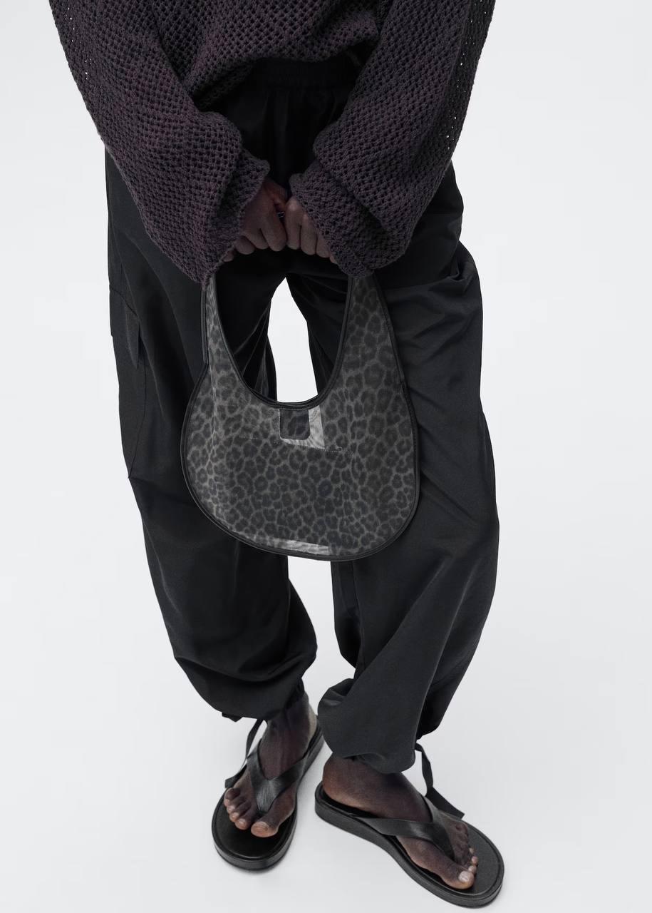 Сайт, на котором все хочется, но ничего не купить. Я про Mango. Сама подразнилась, вам несу: 

Сандалии
Брюки
Топ
Сумка
Прозрачная сумка 

📝Надеюсь что-то из этого отыщется в магазинах офлайн или на Lamoda.