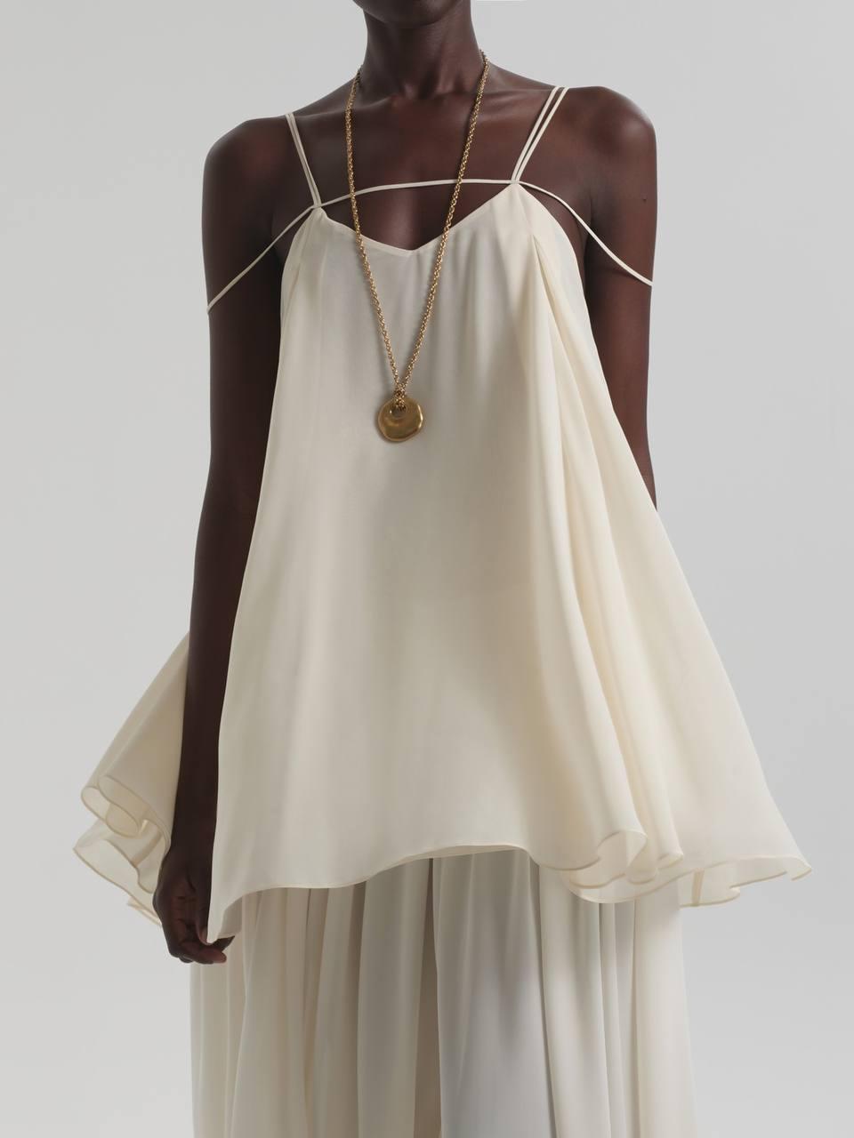 Господи-боже! Как же красиво! То ли топ, то ли платье от Namelazz. Мне кажется, эта чернокожая модель делает им бОльшую часть кассы. Уж очень органично такая кожа смотрится в вещах бренда. 

Но у нас такой кожи никогда не будет, поэтому хотелось бы видеть дополнительно более реальные фотографии на нашем цветотипе 😐 Да и ценник бы хотелось подешевле. Но что-то я уже разошлась с запросами. 