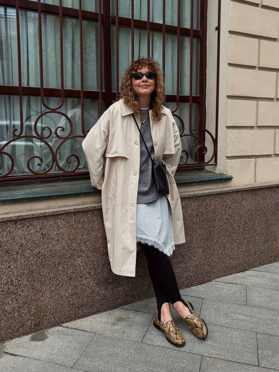 Постоянно обращаю внимание, что тренчи или ветровки под тренч + бельевая тематика - очень удачное сочетание. Даже удалось вам примеров наковырять по разным источникам. 

Это я к чему? В силу профессиональной деформации, уже раздумываю над осенними гардеробами и подсознательно запоминаю, что мы туда заберем и как мы это будем носить.