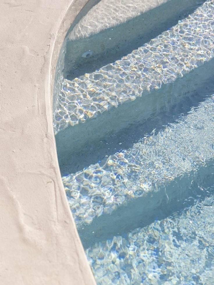 Калорс инспирэйшн к самым трендовым цветам сезона: сливочный, ледяной голубой и фисташковый. Они прекрасны все. 

Отталкиваться  в выборе любимого остается лишь от личных предпочтений и собственного цветотипа. Хотя я плевала на последнее и активно ношу в этом сезоне желтый, хоть он мне и не идёт.