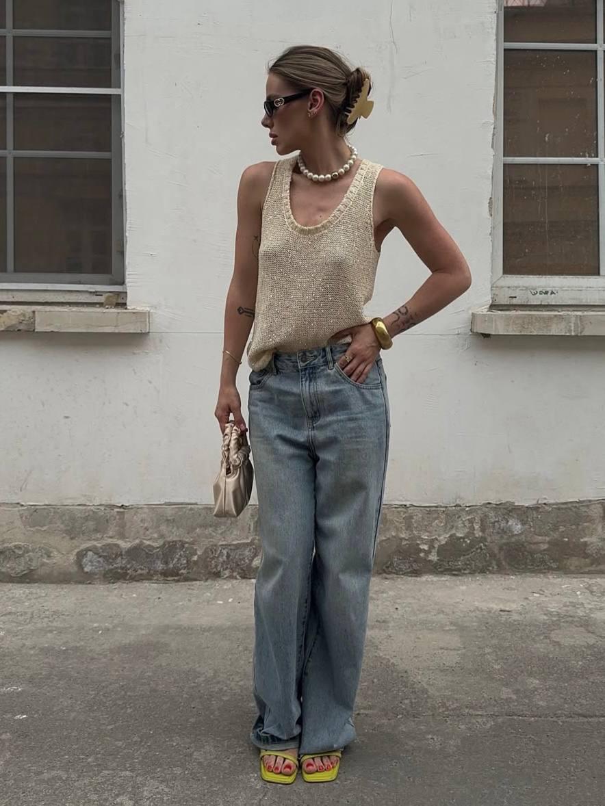 Глубокие вырезы, микро-топы и отсутствие нижнего белья под майкой или рубашкой сегодня - это не вульгарно! 

Вы можете относиться к этому, как угодно и тянуть убеждения из прошлого, думая, что позволять себе так одеваться - это неприлично, вызывающе и легкомысленно. Однако, это мода. И она не обязана отвечать вашим принципам. Сегодня она такая! Сегодня можно так! 

Позволяете себе подобные «шалости»?