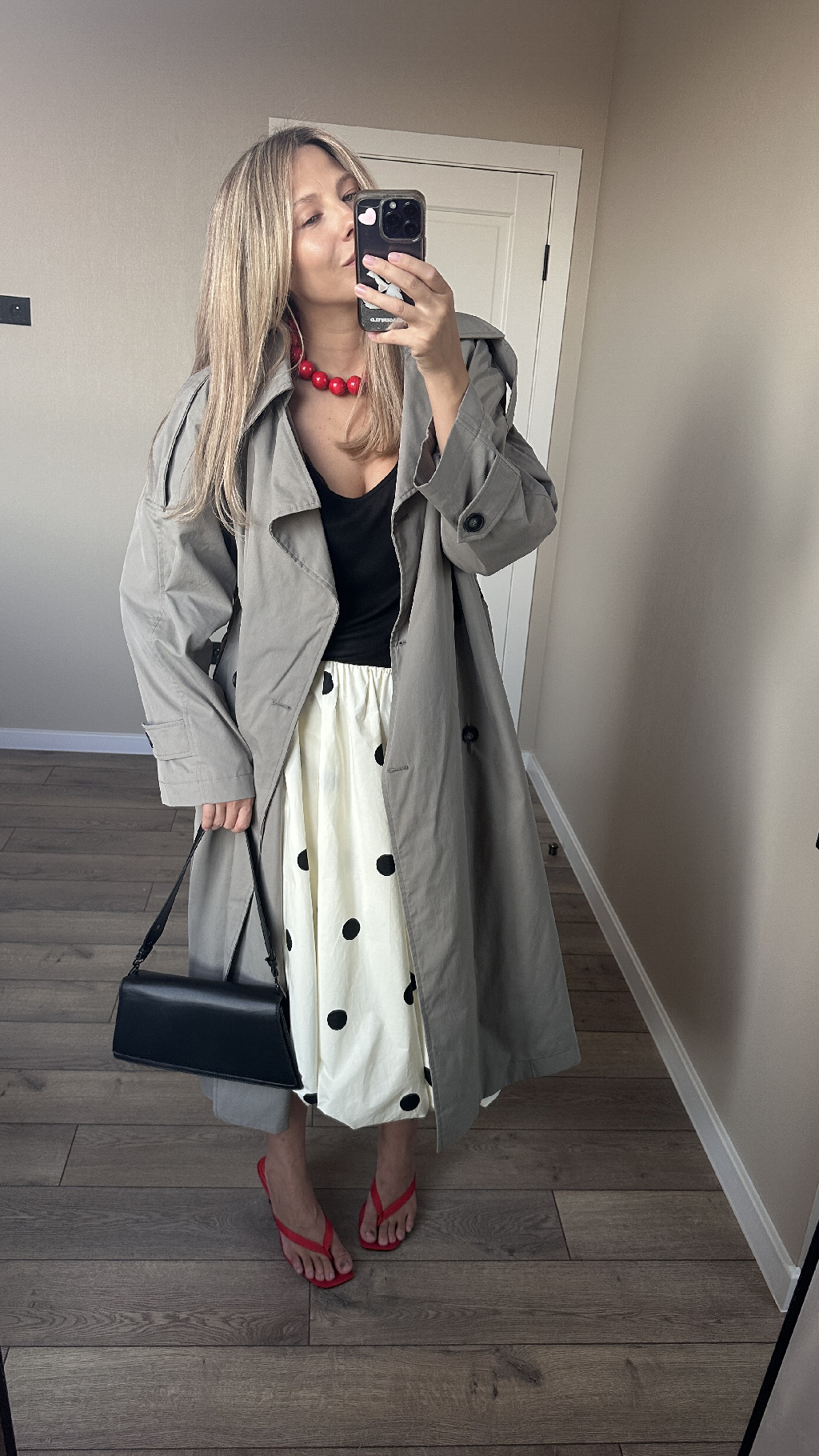 Юбка Lime. Безумно нравится! Собираю образы вместе с вами. 


Хочется добавить, что поиск собственного стиля - это процесс, долгий и в переменчивости современного мира, скорее бесконечный. И это однозначно эксперименты! Так, я в очередной раз убеждаюсь, что как бы мне не нравилась на других феминная, ничем не разбавленная женственность, изящество и нежность - мне такое совсем не подходит. Я просто чувствую себя в этом некомфортно. Поэтому  слава контрастам: женственность + брутальность, элегантность + деловой стиль. 