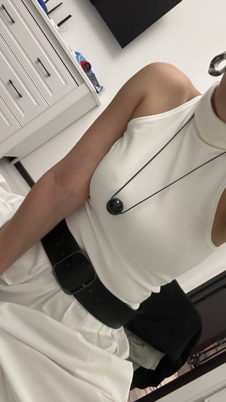 А мой лук сегодня тоже украшает акцентный кулон. Смотрится стильно, стоит три копейки. Брала на алиэкспресс. 