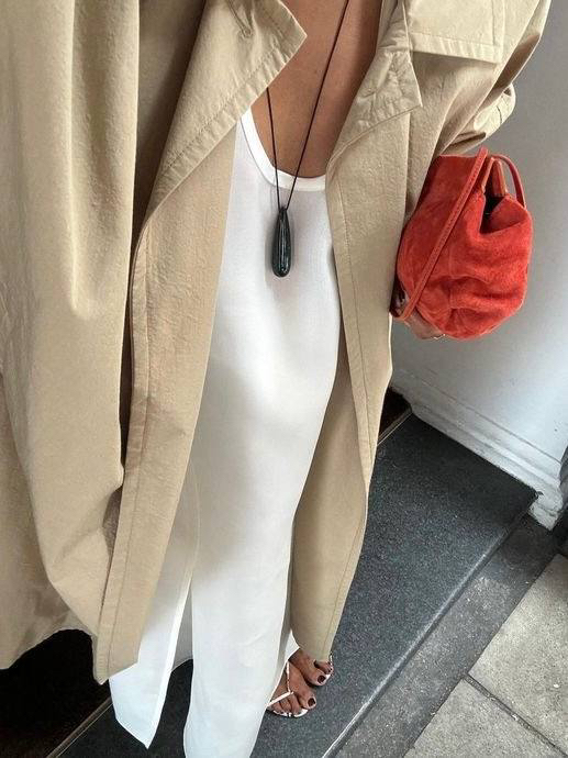 И предлагаю вспомнить, как кулоны-камни смотрятся в жизни. Есть в них какая-то магическая способность притягивать внимание.