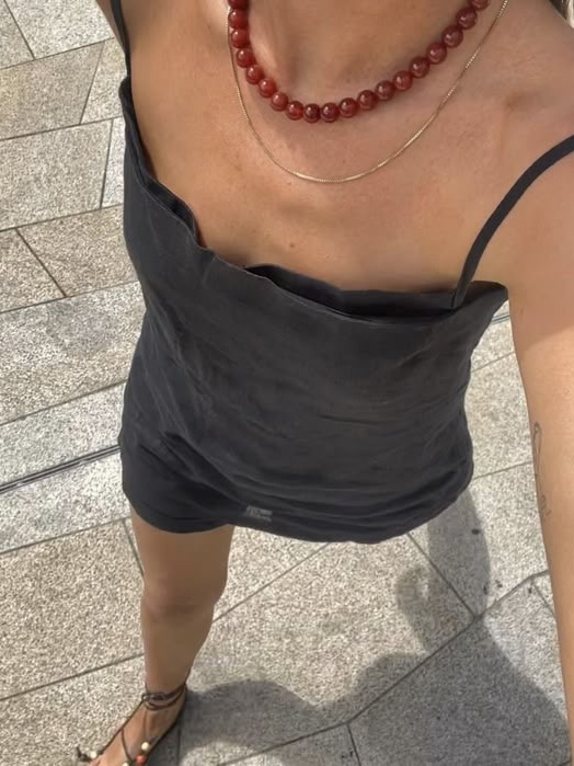 Главное украшение на лето после ракушечьей тематики - крупные бусы. Смотрятся просто и-де-аль-но! Во всех тандемах, во всех цветах, во всех стилях и вариациях. 