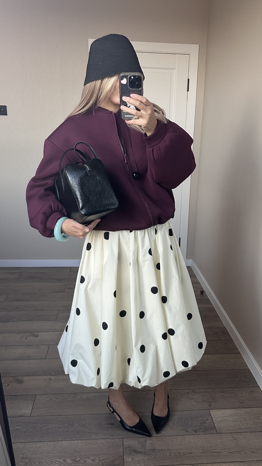 Юбка Lime. Безумно нравится! Собираю образы вместе с вами. 


Хочется добавить, что поиск собственного стиля - это процесс, долгий и в переменчивости современного мира, скорее бесконечный. И это однозначно эксперименты! Так, я в очередной раз убеждаюсь, что как бы мне не нравилась на других феминная, ничем не разбавленная женственность, изящество и нежность - мне такое совсем не подходит. Я просто чувствую себя в этом некомфортно. Поэтому  слава контрастам: женственность + брутальность, элегантность + деловой стиль. 