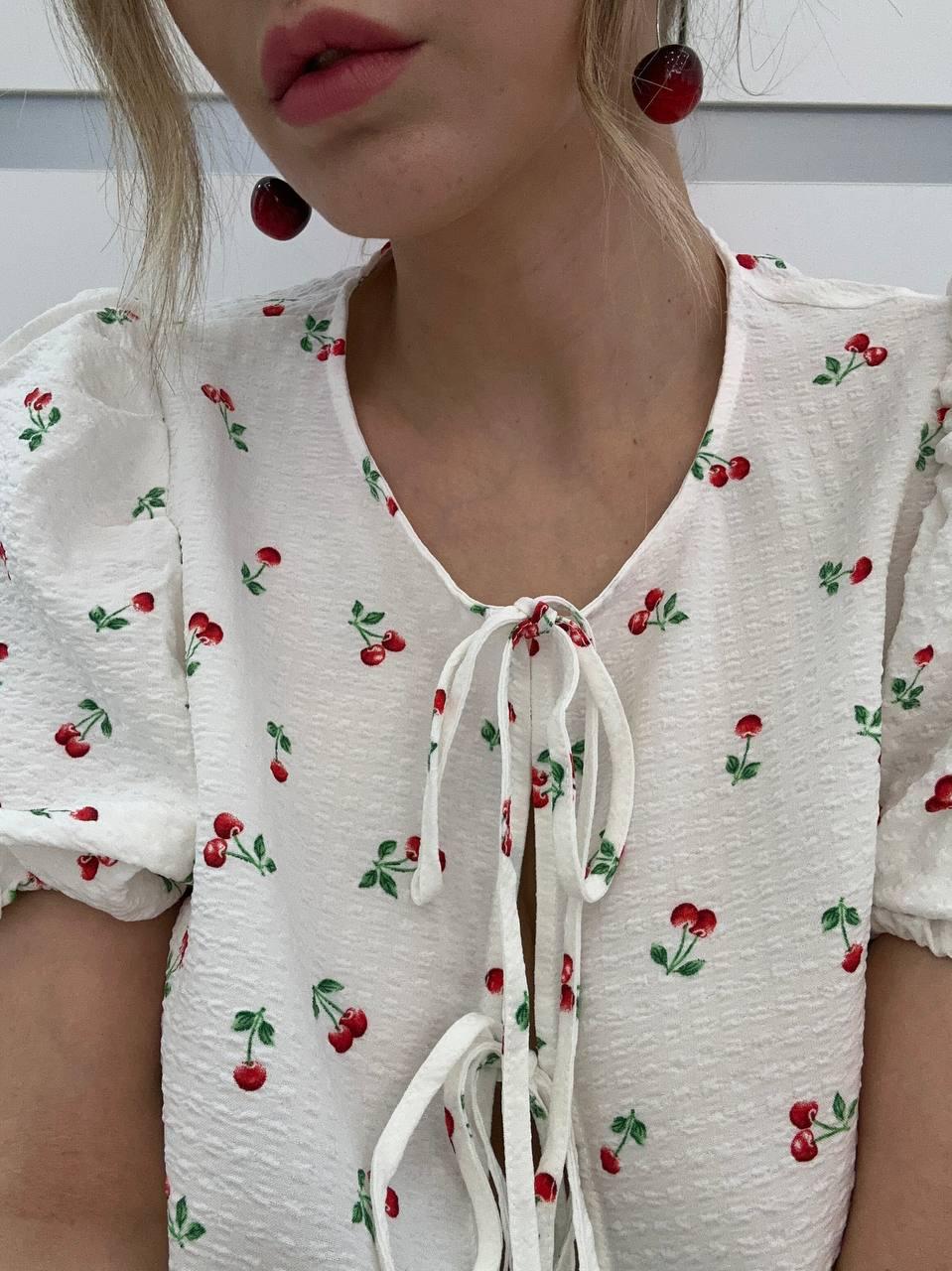 Вчера был вишневый лук 🍒 Так мне нравится эта летняя инфантильная и девчачья эстетика! 