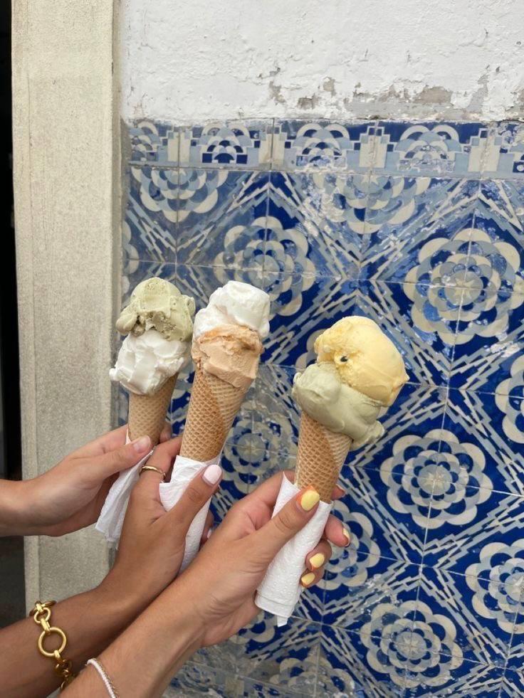 Калорс инспирэйшн к самым трендовым цветам сезона: сливочный, ледяной голубой и фисташковый. Они прекрасны все. 

Отталкиваться  в выборе любимого остается лишь от личных предпочтений и собственного цветотипа. Хотя я плевала на последнее и активно ношу в этом сезоне желтый, хоть он мне и не идёт.