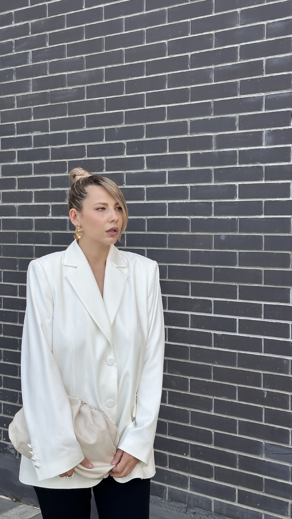 А у нас ночами уже холодает. Лук оф зэ дэй: 

Жакет Mua 
Брюки с разрезами Nume 
Туфли Nume
Сумка Noname 
Браслет, серьги Zarina