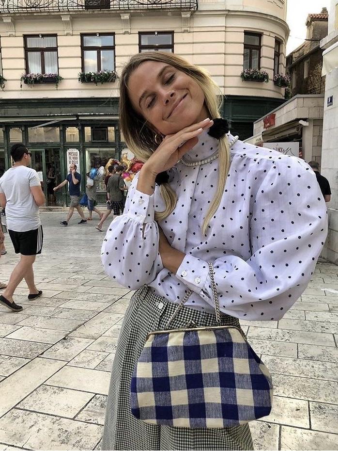 Принтованные бабушкины блузки, от которых мы шугались несколько добрых лет, снова в тренде и обыграть их можно очень стильно и вкусно. Выбираем атласную или хлопковую!