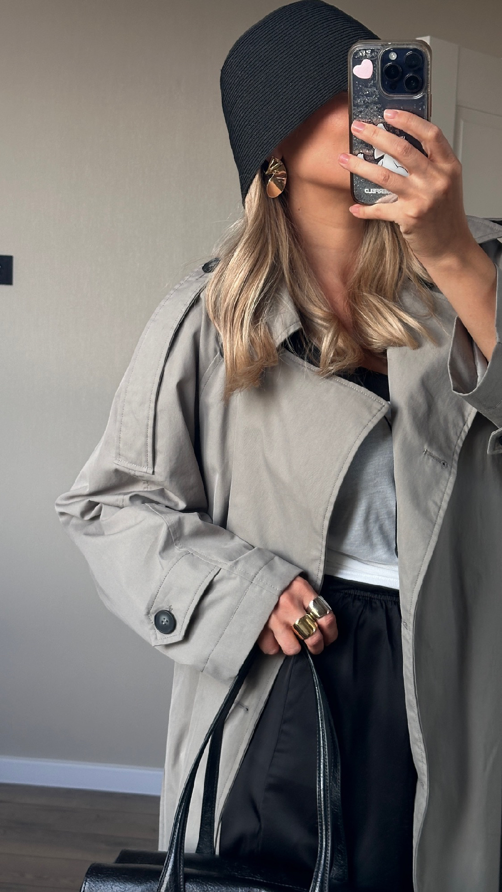 Вдохновленная своим первым в жизни тренчем собрала спонтанный образ на раннюю осень. И, не откладывая в долгий ящик, решила попробовать тот самый тренд с носками. 

Получилось, на мой взгляд, прям круто! А с моими новыми слингбэками (они тоже от Nume) такие носки замэтчились идеально. 

Единственное, чтоб поубавить количество горизонтальных линий в нижней части, которые режут ноги, сюда надо использовать гольфы, а не носки. Пойду ещё что-нибудь отрежу ✂️ 

Ах, да, ловите ссылки: 
тренч
кожаные слингбэки